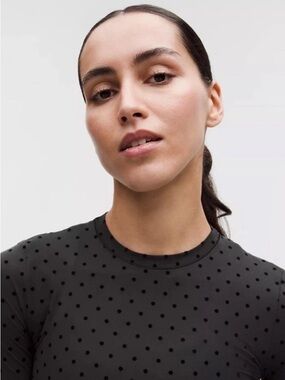 Lululemon Wundermost Nulu Crewneck Long-Sleeve Shirt
Flocked - polka dot XL